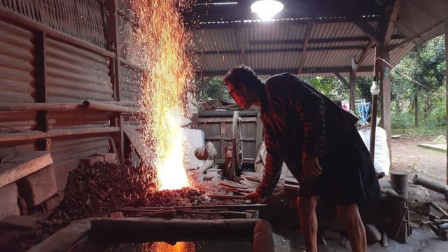 Cerita Juyono sang pandai besi, menempa parang hingga wajan - BBC News  Indonesia