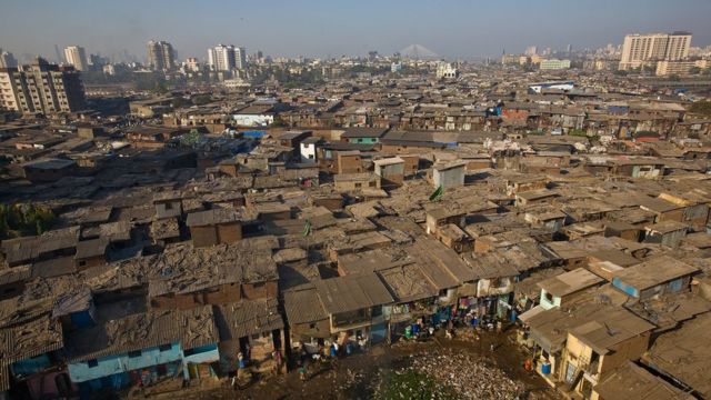 印度孟买达拉维贫民区，估计100万人在此生活。(photo:BBC)