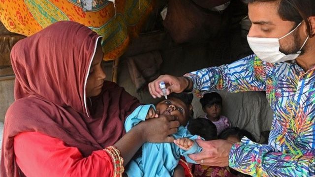 Criança é vacinada contra a pólio no Paquistão