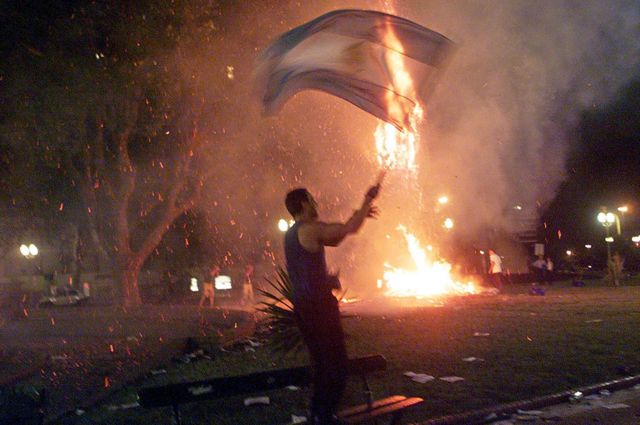 Un hombre sostiene una bandera durante las protestas callejeras en 2001