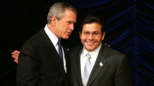 2005年当時のブッシュ大統領とゴンザレス司法長官