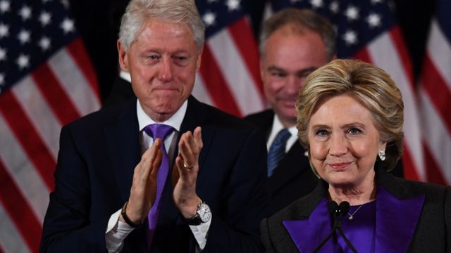 敗北宣言をするクリントン氏(写真右)とそれを見つめるクリントン元大統領(9日)