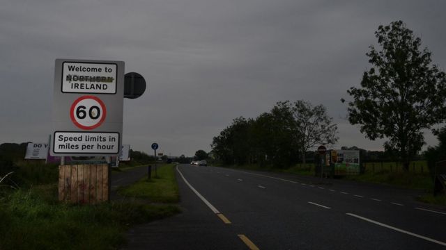 北愛和愛爾蘭邊境目前沒有設置任何檢查站，一般人只能從馬路上雙方各自根據英國和愛爾蘭標凖繪畫的道路標記，看出邊界的位置。