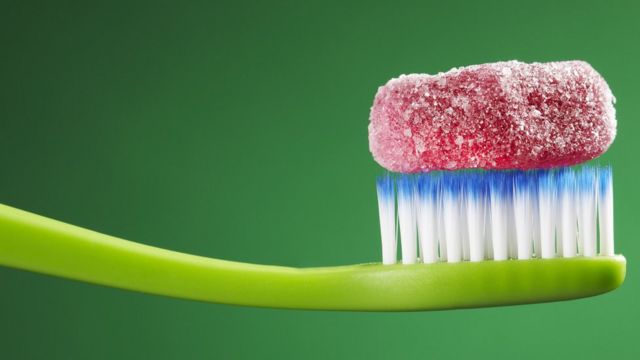 Cepillo de dientes con dulce encima