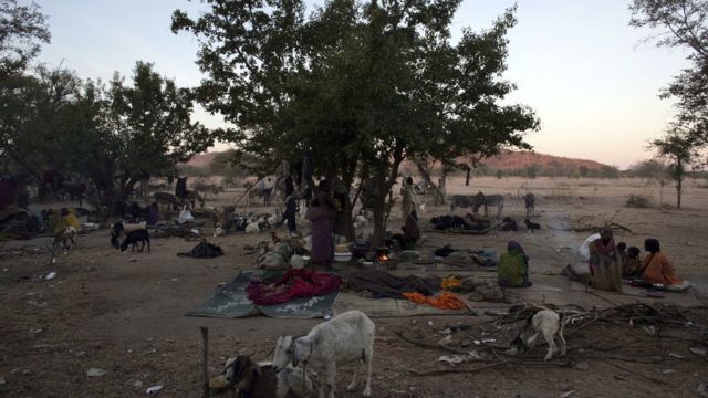 Des déplacés Tchadiens du village de Goz Beida en novembre 2006.