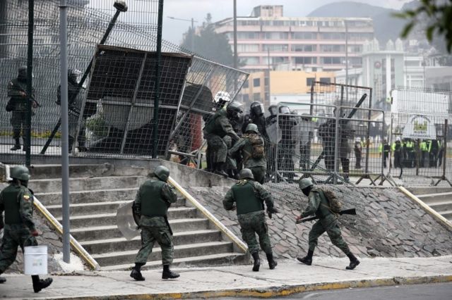 Policías en Ecuador