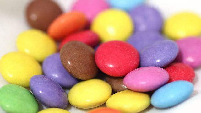 Chocolates coloridos confeitados