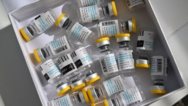 Doses de vacina serão aplicadas com prioridade em profissionais de saúde mais expostos ao vírus
