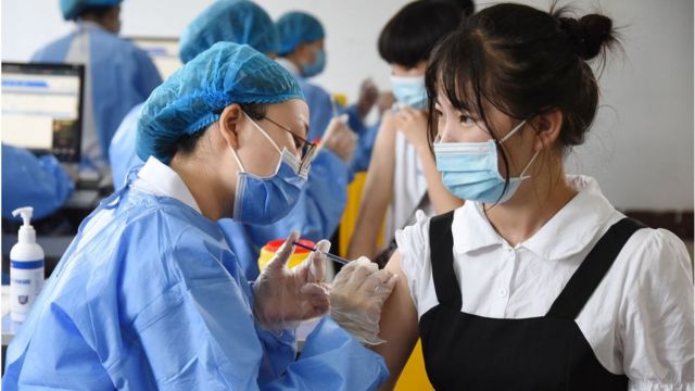 شباب يتلقون جرعتهم الأولى من لقاح فيروس كورونا في هاندان