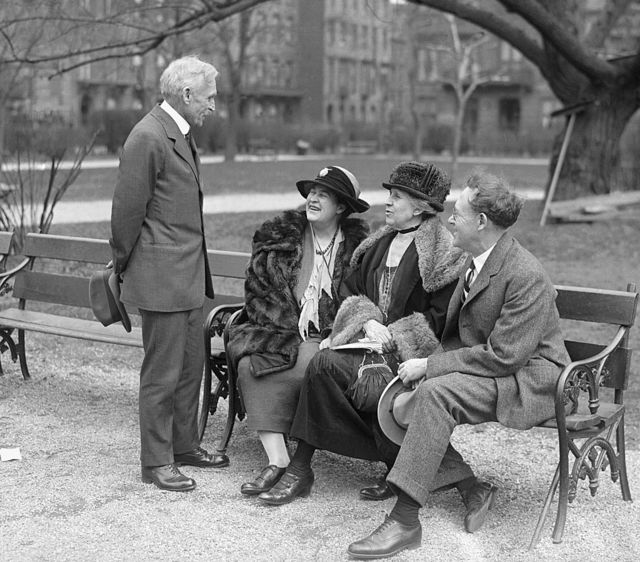 El personal y los colaboradores de McClure's Magazine se reúnen en un banco del parque. (De izquierda a derecha): el editor S.S. McClure, la novelista Willa Cather y los periodistas Ida Tarbell y Will Irwin.