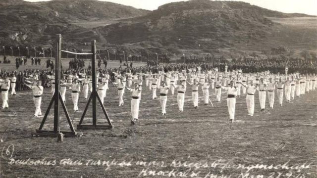 Joseph Pilates enseñó sus técnicas de movimiento a muchos de los 23.000 hombres que estuvieron detenidos en el campamento de Knockaloe, en la Isla de Man. (Foto: The Mannin Collection)