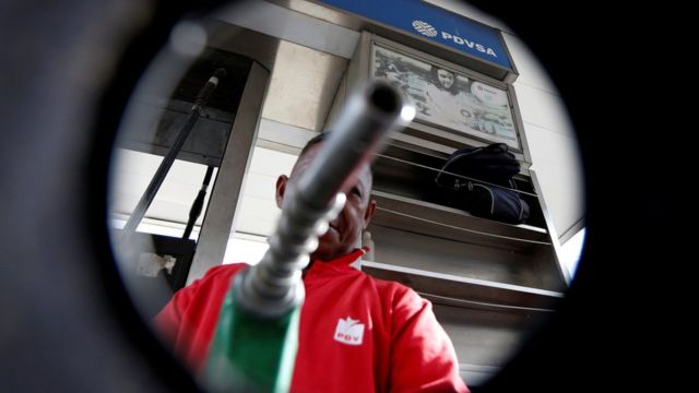 Trabajador abastece un vehículo.