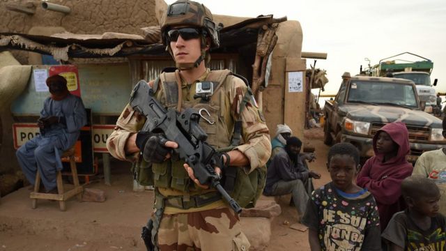 Umusirikare umwe w'Umufaransa ari mu gikorwa co gukizura ku kivuko ca Korioume hafi ya Timbuktu