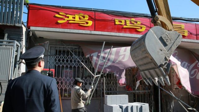 北京市内各地均在进行违章建筑整治