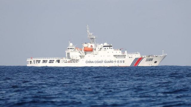 Một tàu Cảnh sát biển Trung Quốc tuần tra tại Bãi cạn Scarborough đang tranh chấp ngày 5 tháng 4 năm 2017