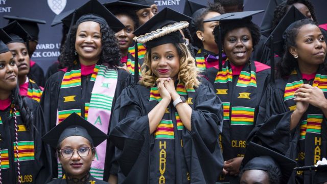 Студентки Гарварда на первой в истории специальной церемонии для чернокожих выпускников в 2017 году