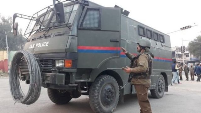 जम्मू आणि काश्मीर पोलिसांचे वाहन