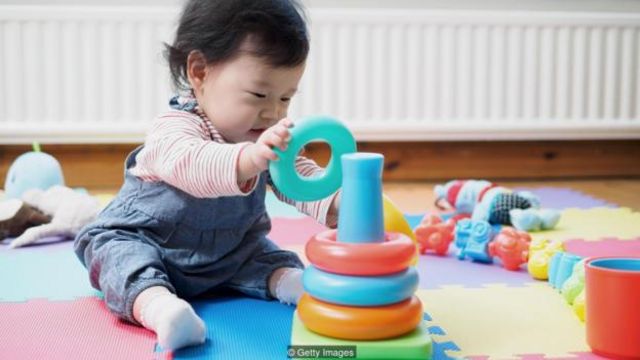 Bebê brincando