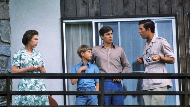 Королева с тремя сыновьями на балконе в Монреале