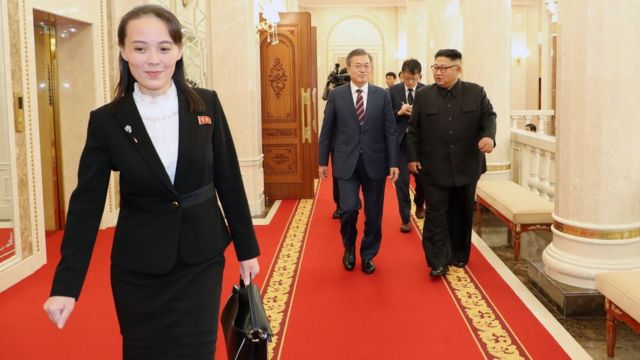 2018년 남북 정상회담에서 북한 노동당 김여정 제1부부장이 문재인 대통령과 김정은 국무위원장을 앞서 걷고 있다