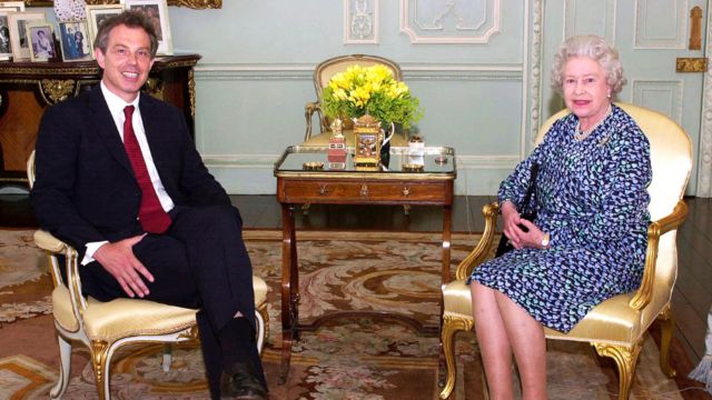 2002年，女王在白金汉宫，邀请托尼·布莱尔出任首相组建政府。(photo:BBC)
