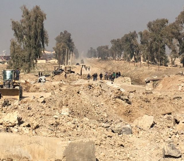 BBC'nin Ortadoğu muhabiri Sommerville, buldozerlerin havaalanı yolunu temizlemek için kullanıldığını aktarıyor.