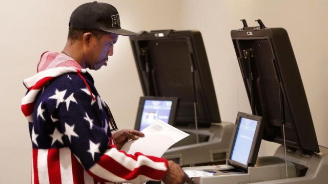 Melvin Johnson vota in Youngstown, Ohio.