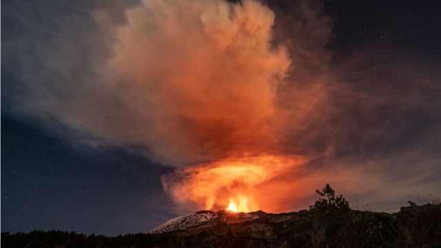 एट्ना पहाड रातिको समयमा विस्फोट हुँदै