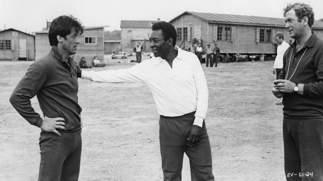 A falta de habilidade futebolística de Stallone levou a uma troca de papéis com Pelé no filme Escape to Victory, de 1981