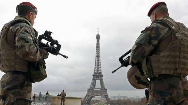 昨年11月の連続襲撃事件以来、フランスは非常事態宣言下にある(写真はパリ中心部で警戒する兵士たち)