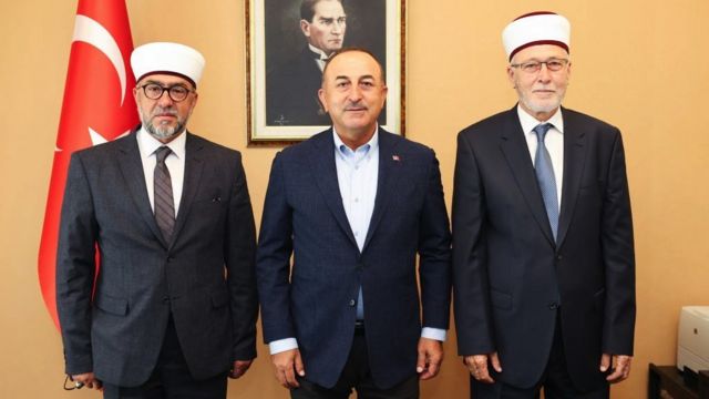 التقى وزير الخارجية التركي مفتي مدينة غومولجينة (كوموتيني) إبراهيم شريف، ومفتي مدينة إسكاجة (كسانثي) أحمد مته، واطلع منهما على أوضاع الأقلية التركية في تراقيا الغربية.