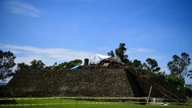 Tenda onde funcionários trabalham na pirâmide de Teopanzolco no México