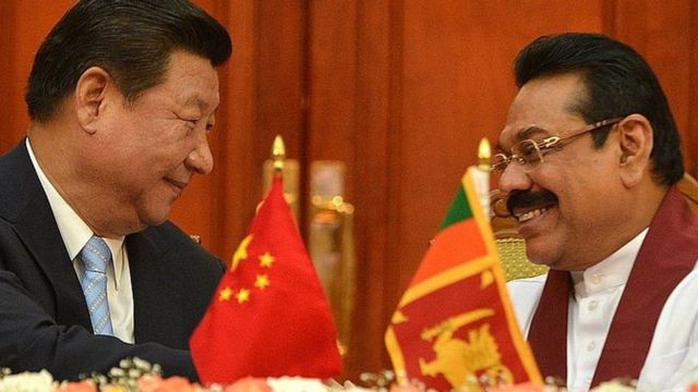 இலங்கை பிரதமர் மஹிந்த ராஜபக்ச (வலது) உடன் சீன அதிபர் ஷி ஜின்பிங்