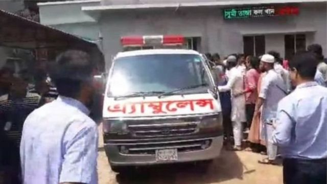 মাদ্রাসা শিক্ষার্থীকে দগ্ধ অবস্থায় প্রথমে ফেনী সদর হাসপাতালে পরে ঢাকায় আনা হয়। ঢাকায় চিকিৎসাধীন অবস্থায় বুধবার রাতে তিনি মারা যান