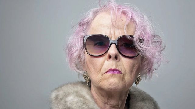 Mulher idosa com cabelo rosa