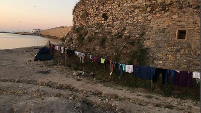 La ropa de los refugiados secándose al sol junto a la antigua fortaleza de Quíos.