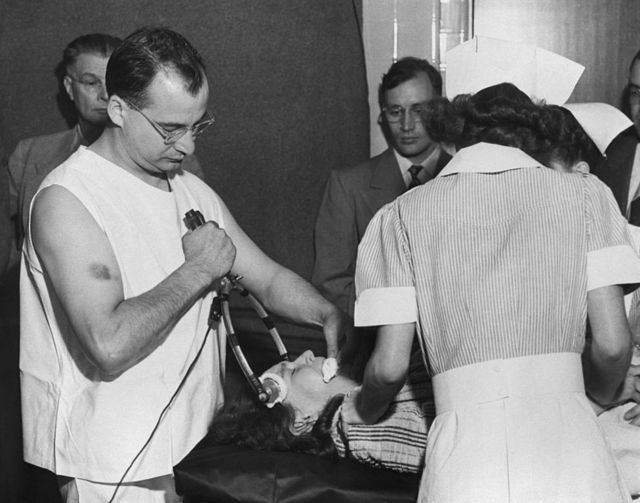 Колега Фрімена, доктор Джеймс Шенклін за допомогою електрошоку готує пацієнта до трансорбітальної лоботомії