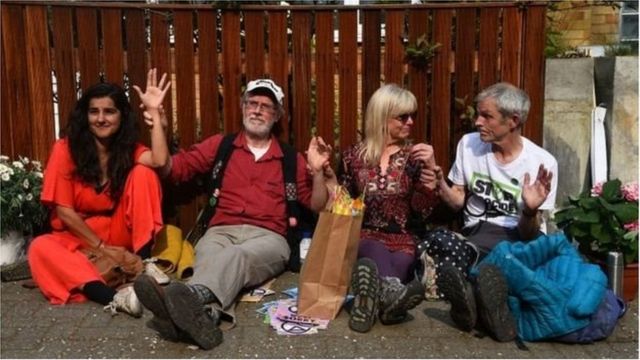 Bốn người tự dán mình lại với nhau tại nhà của ông Jeremy Corbyn