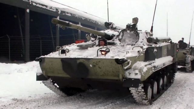 Yeni yayımlanan fotoğraflarda tanklar ve zırhlı araçlar görülüyor.