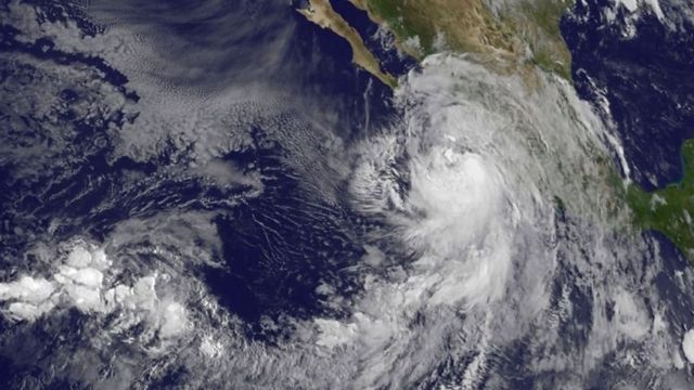 Imagen satelital del huracán Newton.