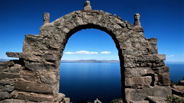 Arco de piedra que enmarca una vista del Lago Titicaca