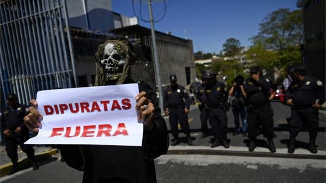 Protesta contra diputados de El Salvador