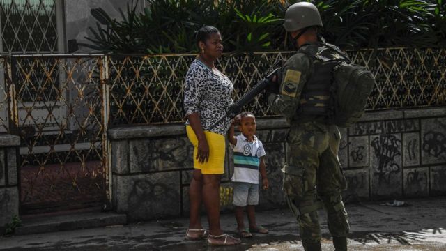 Soldados param moradores em entrada de favela