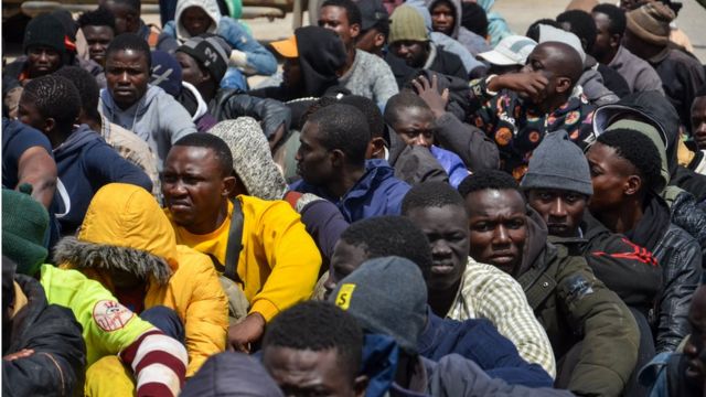 هل تُركت تونس وحدها لمواجهة أزمة المهاجرين غير النظاميين من إفريقيا؟ - BBC  News عربي