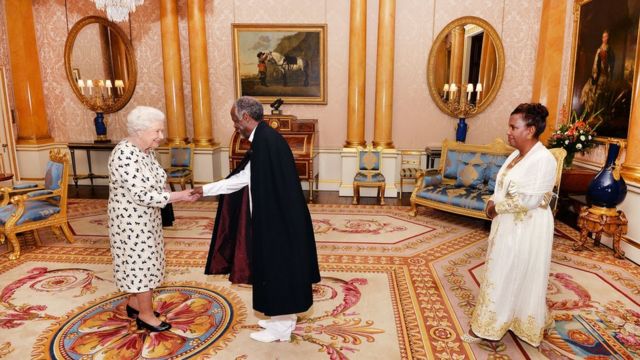 QUmwammikazi Elizabeth II aramutsa ambasaderi Dr Hailemichael Aberra Afework, ashikanye amakete amugena ku kirimba ca Buckingham i LOndres. PRESS ASSOCIATION Photo. Picture date: Wednesday June 8, 2016