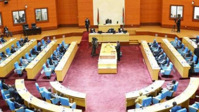 Ukuriye abo mu ishyaka rifite ubwiganze mu nteko yavuze ko abadepite bashoboye bo ubwabo kuba bakwigurira udukingirizo