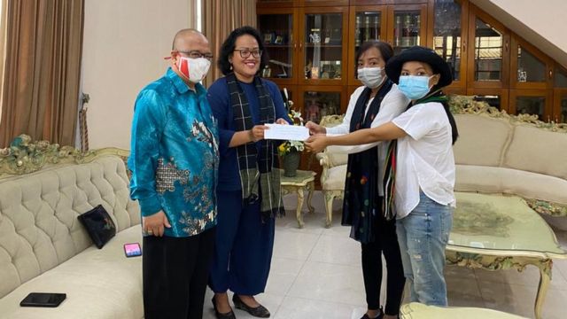 Khin Lay menyerahkan surat terbuka kepada Indonesia melalui perwakilan Indonesia di Yangon.