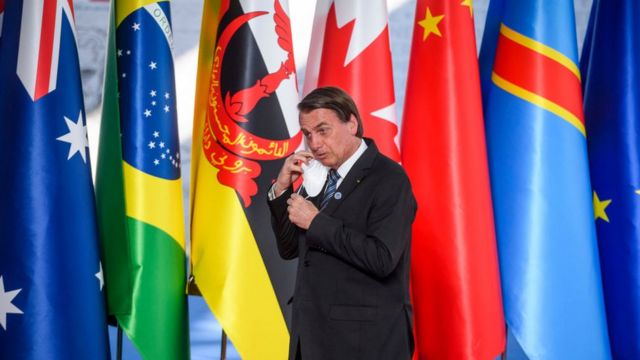 Jair Bolsonaro em frente a bandeiras dos países do G20