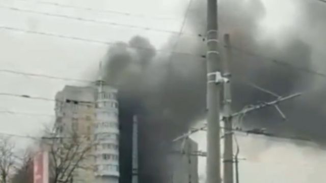 نشرت خدمات الطوارئ الأوكرانية على تويتر لقطات تقول إنها تظهر عملية الإنقاذ بعد هجوم صاروخي روسي على مبنى سكني في أوديسا.