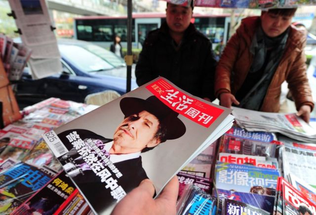 Revista con Bob Dylan en la portada en un puesto de prensa de Pekín.
